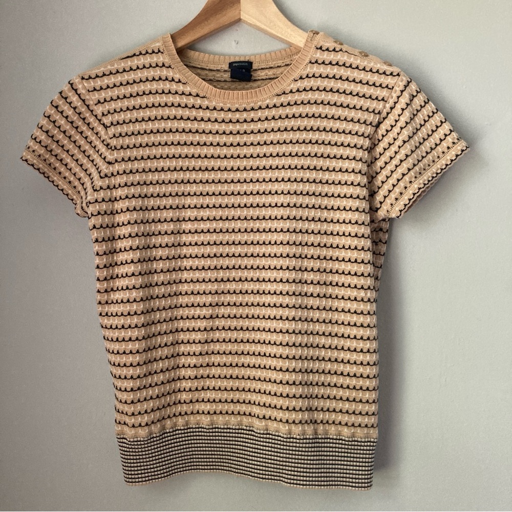 Gap Gapstretch short sleeve fitted sweater scallop line pattern tan black S